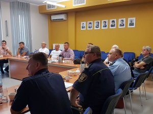 Na zdjęciu członkowie Komisji Spraw Socjalnych i Obywatelskich Rady Miejskiej wraz z Komendantem Powiatowym Policji w Nowej Soli.