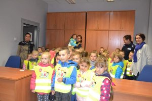 Na zdjęciu policjantki z dziećmi, które przyszły odwiedzić komendę.